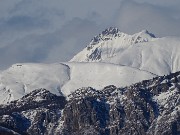 69 Zoom sul Pizzo Tre Signori (2554 m) preceduto dall'Aralalta (2008 m)